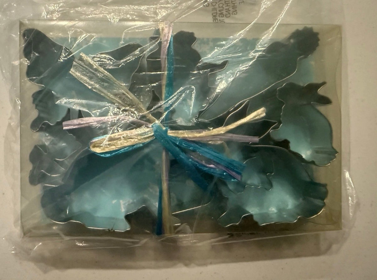 Muy bonitos cortadores de galletas de Pascua, conejito, zanahoria, mariposa y flor. La condición es "Completamente nuevos".