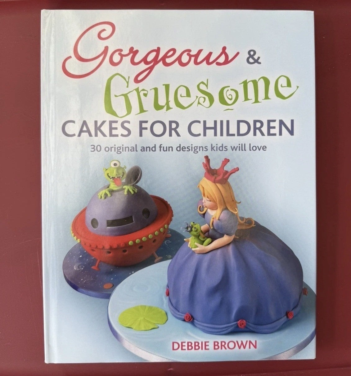 Bolos Lindos e Horripilantes para Crianças de Debbie Brown