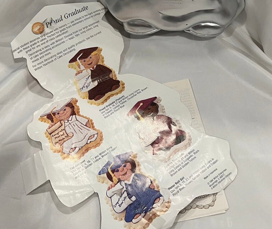 Assadeira Vintage Wilton "Proud Graduate" (Orgulho de Formar) Boné de Formatura e Diploma em Alumínio – Utensílio de Cozinha Colecionável