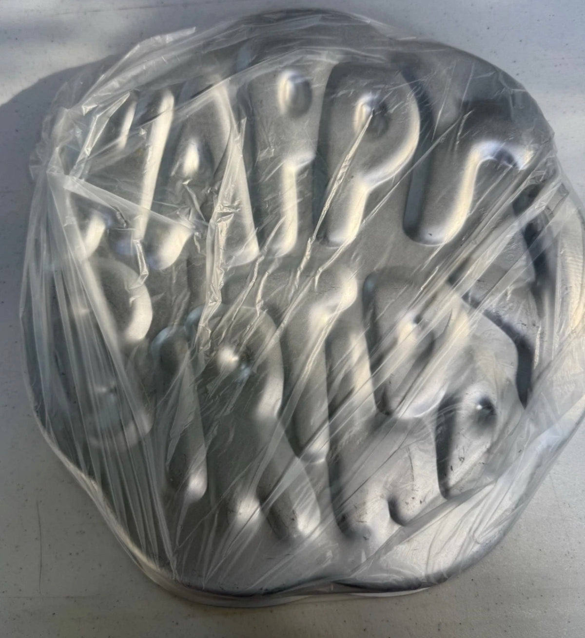 El molde de Wilton para pastel "Feliz cumpleaños" (modelo 502-2405) es un molde redondo antiguo