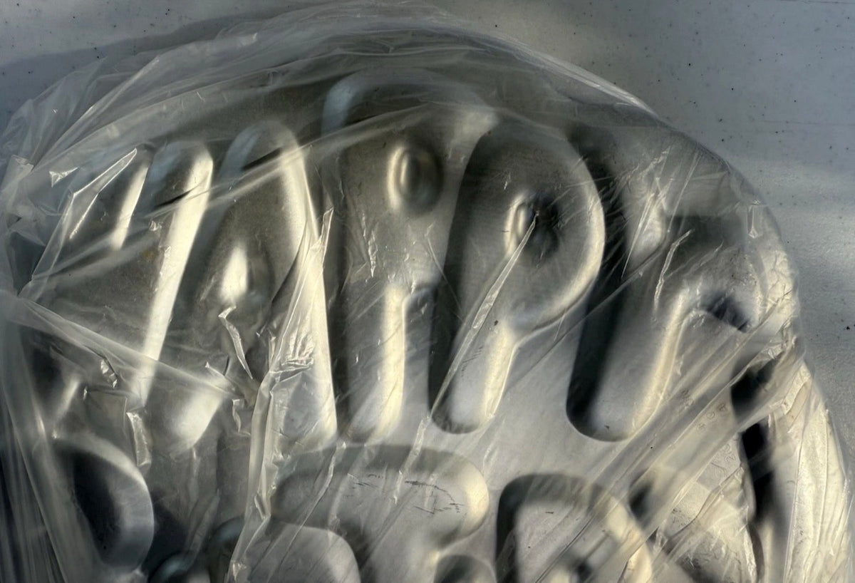 El molde de Wilton para pastel "Feliz cumpleaños" (modelo 502-2405) es un molde redondo antiguo