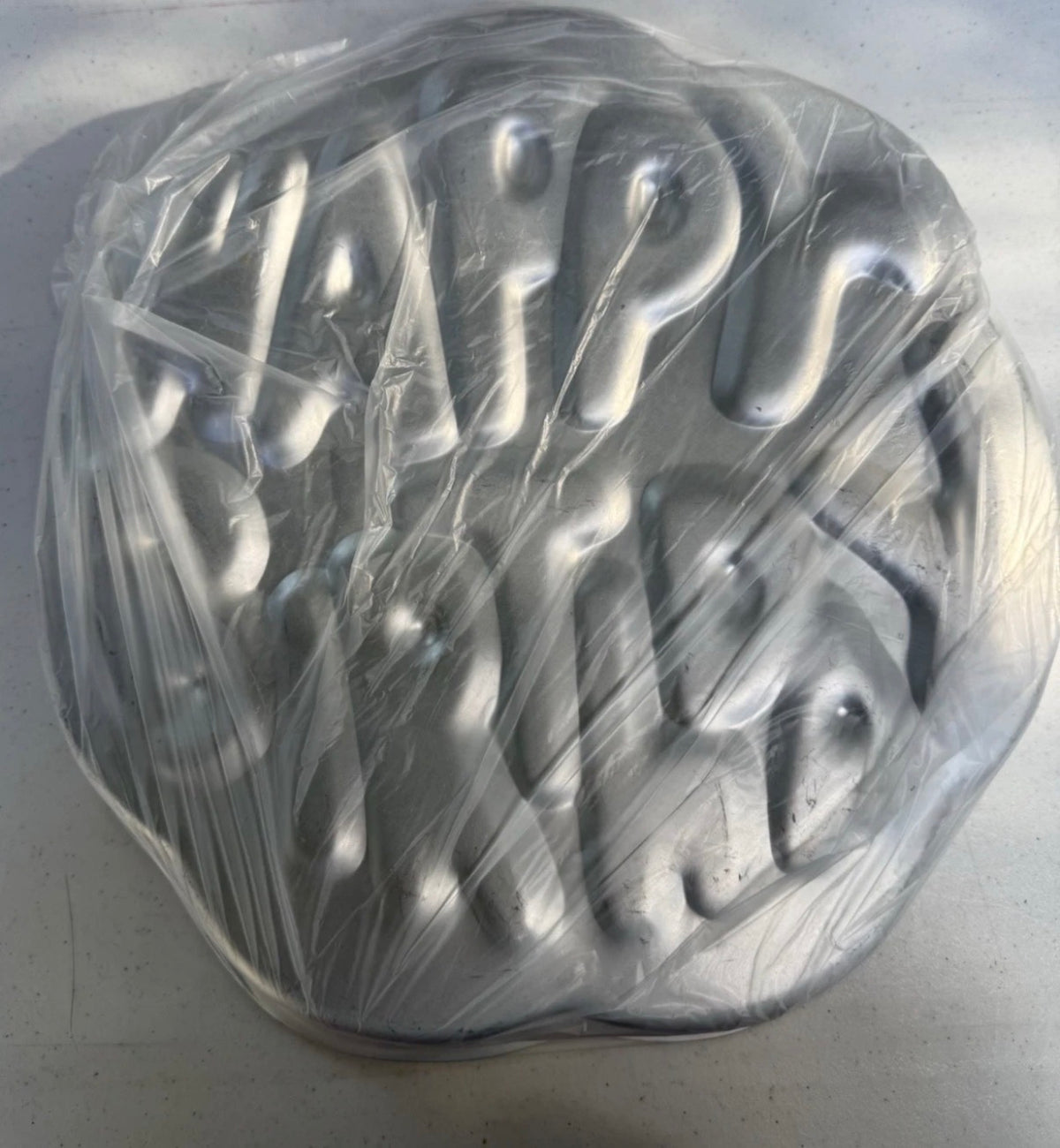 El molde de Wilton para pastel "Feliz cumpleaños" (modelo 502-2405) es un molde redondo antiguo