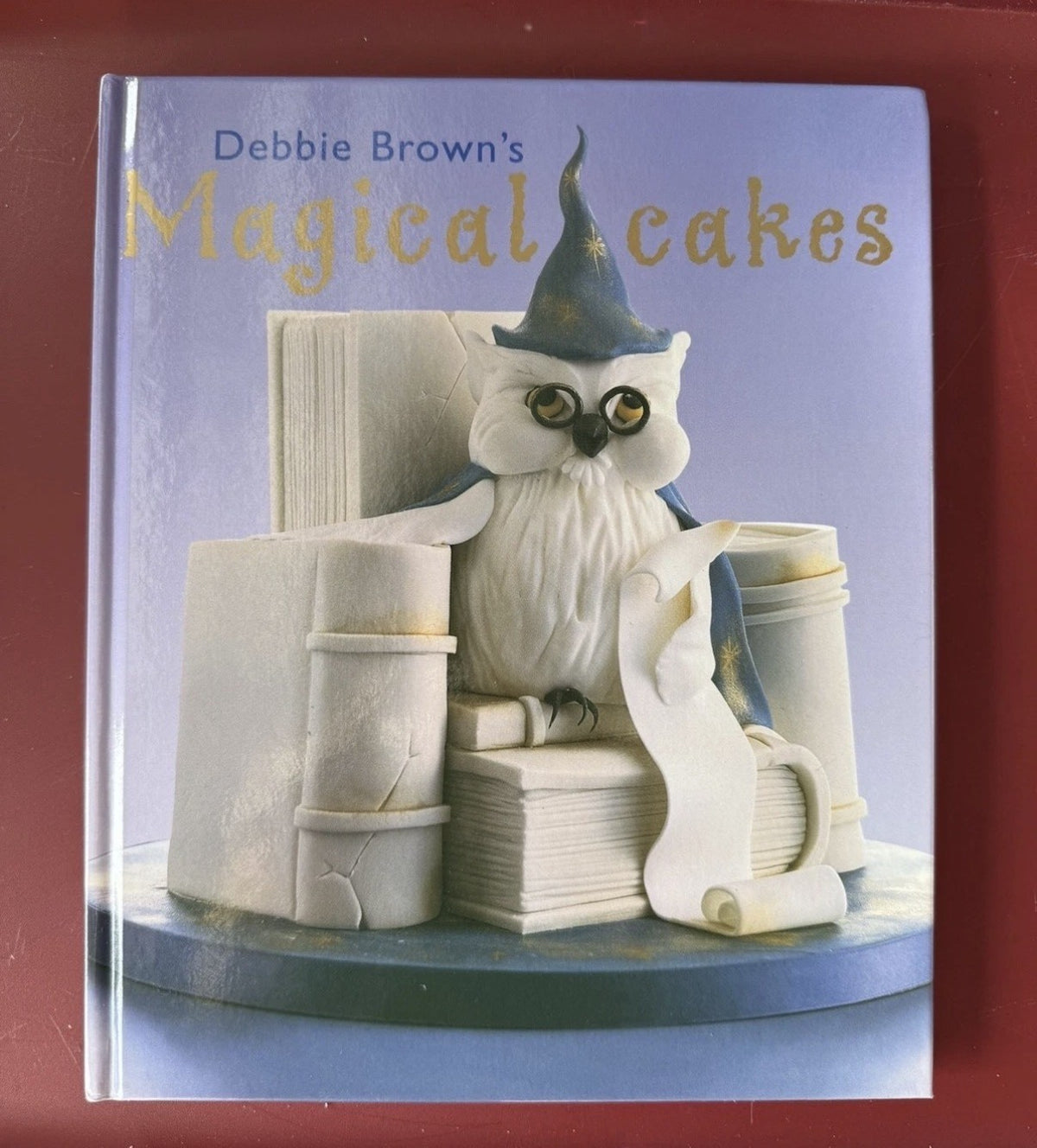 Bem-vindo ao fabuloso e misterioso mundo dos Bolos Mágicos, com suas bruxas, feiticeiros, gnomos, anões, trolls, duendes e goblins.