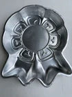 MOLDE DE ALUMINIO PARA PASTELES VTG WILTON FORMA DE CINTA DE PREMIO AZUL NOVEDAD GANADOR 1979