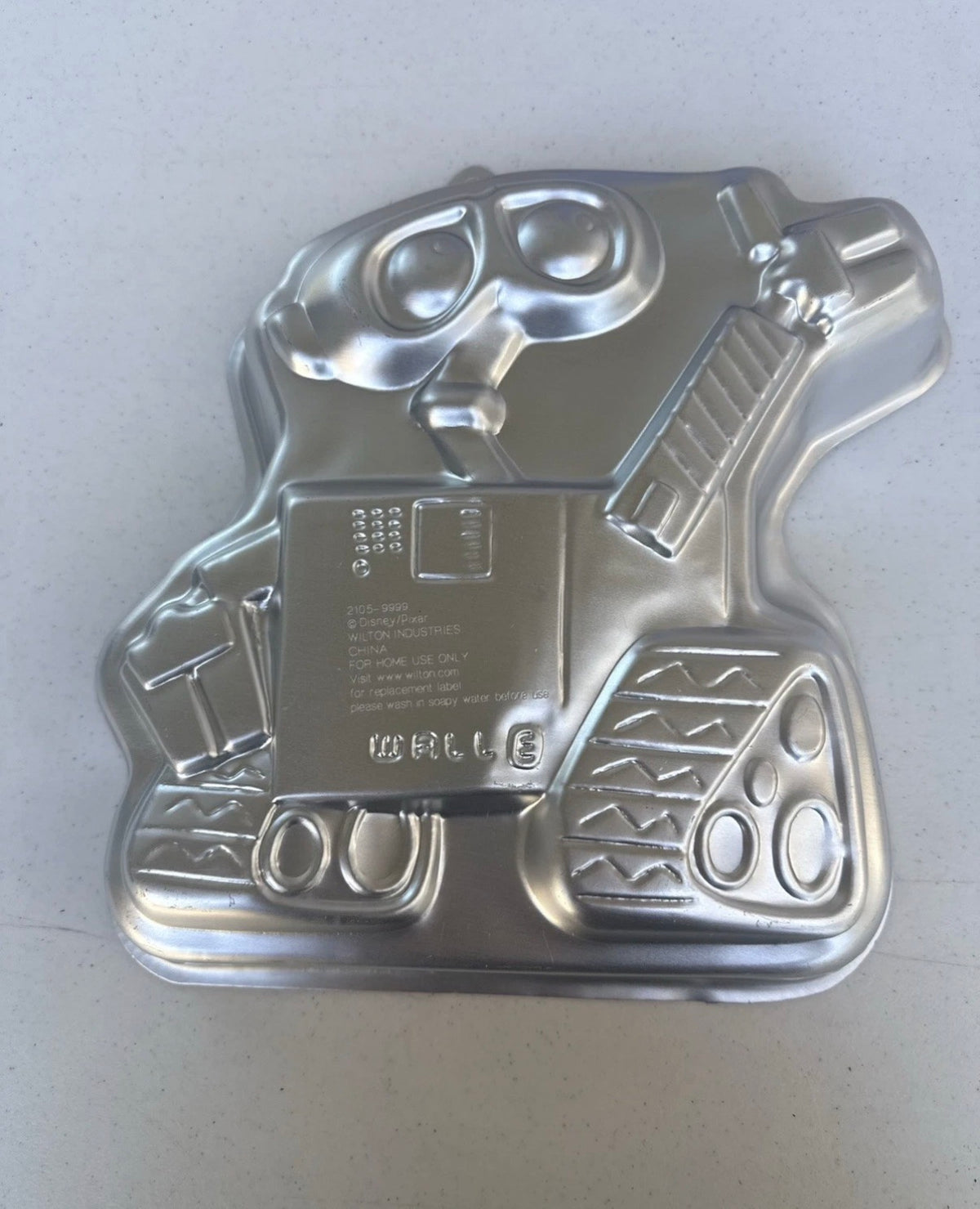 Forma de Bolo e Gelatina Wilton Disney WALL-E #2105-9999 Com Robô Inserível