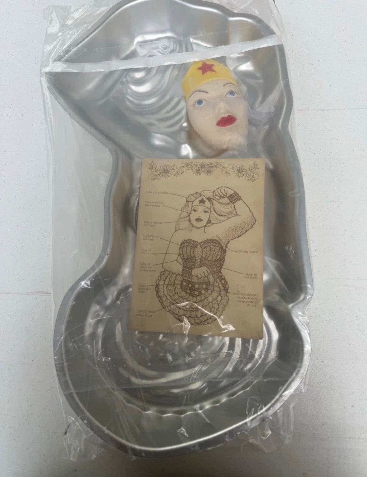 48 de muitas formas de bolo vintage Wilton Mulher-Maravilha 1978 com inserto de rosto e instruções – Colecionável DC Comics
