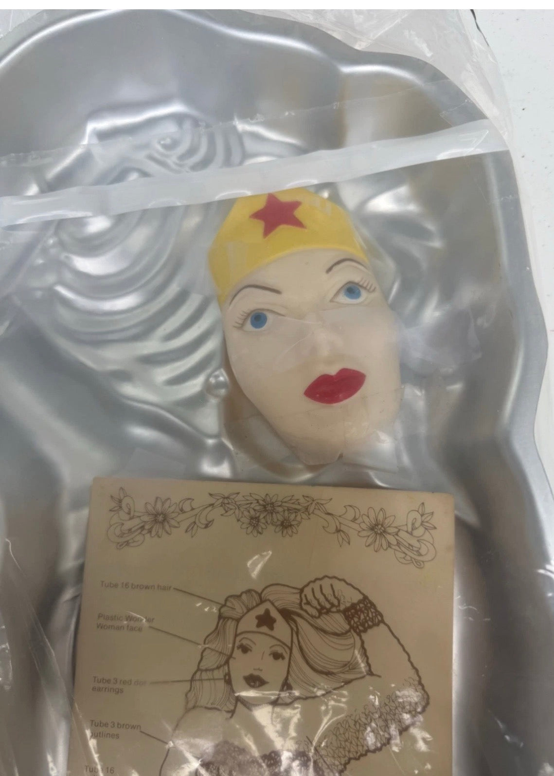48 de muitas formas de bolo vintage Wilton Mulher-Maravilha 1978 com inserto de rosto e instruções – Colecionável DC Comics
