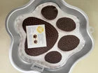 Precioso molde para pastel con huellas de patas Wilton