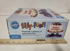 NUEVO Soporte para tartas Wilton Silly Feet Expositor de cupcakes y postres con caja 25,4 cm Fiesta